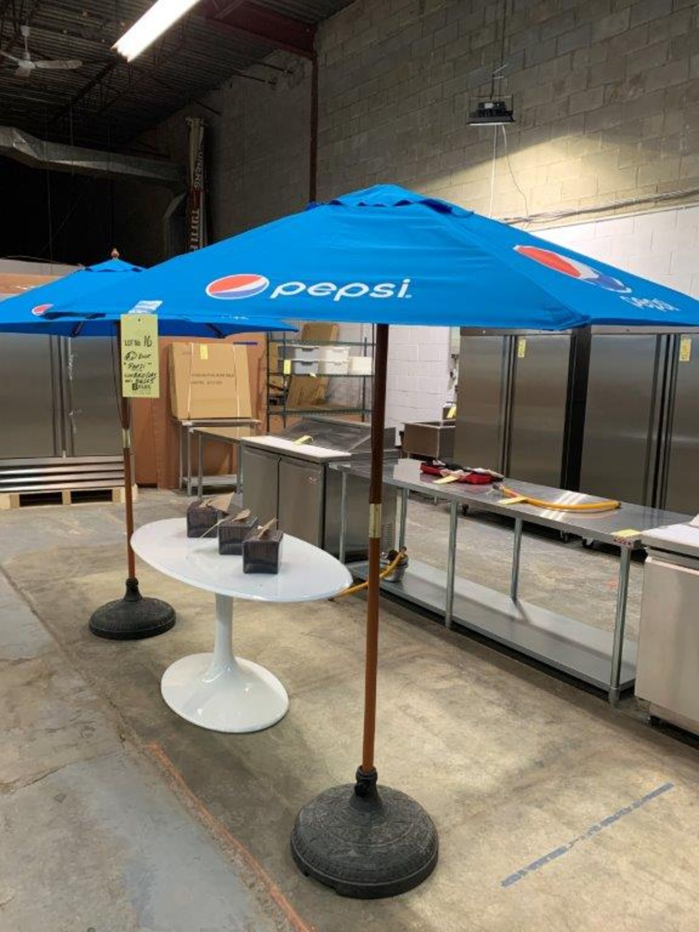 (2) Parasols PEPSI avec base