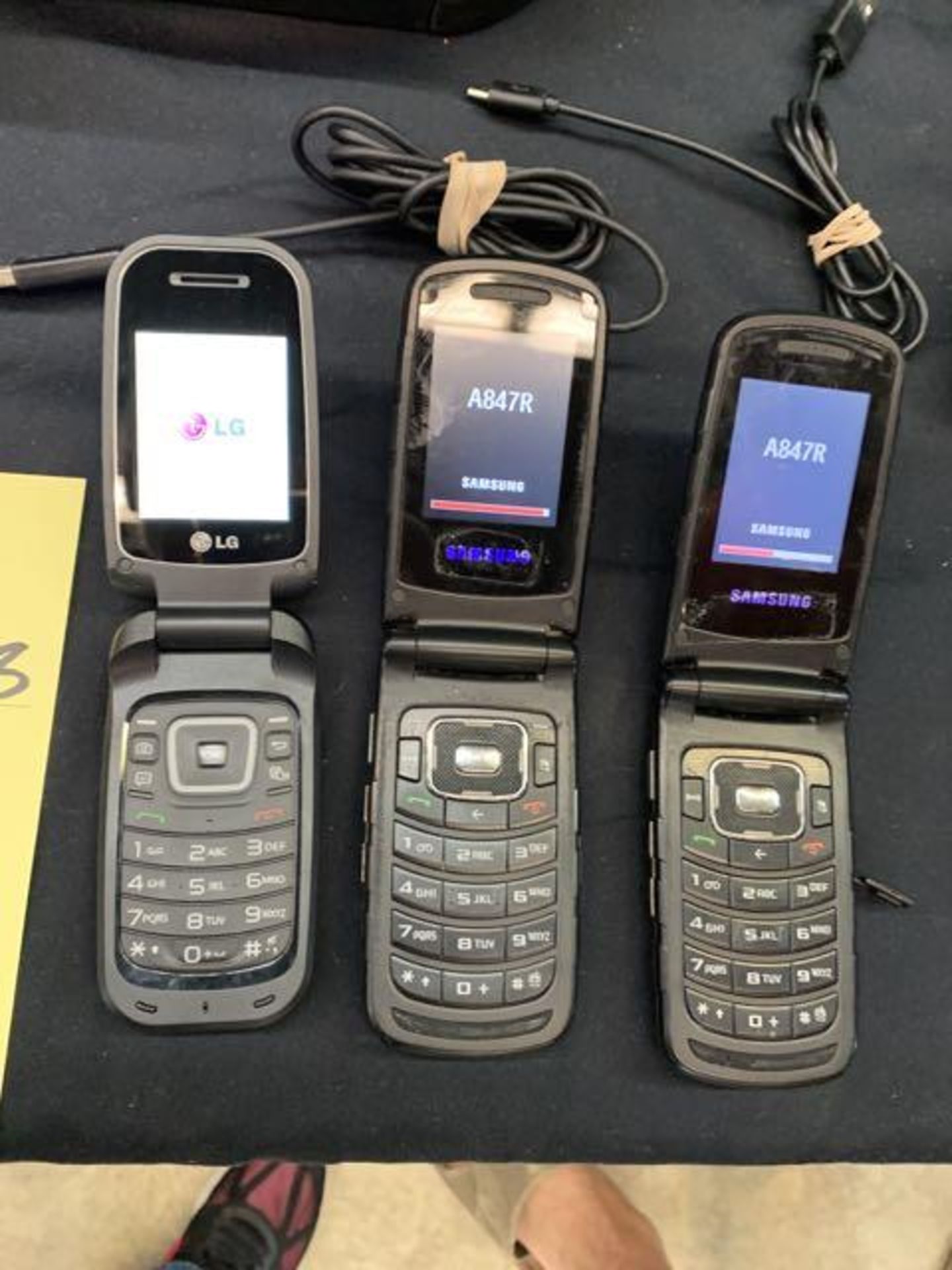 Lot de cell flip phone variés (3)