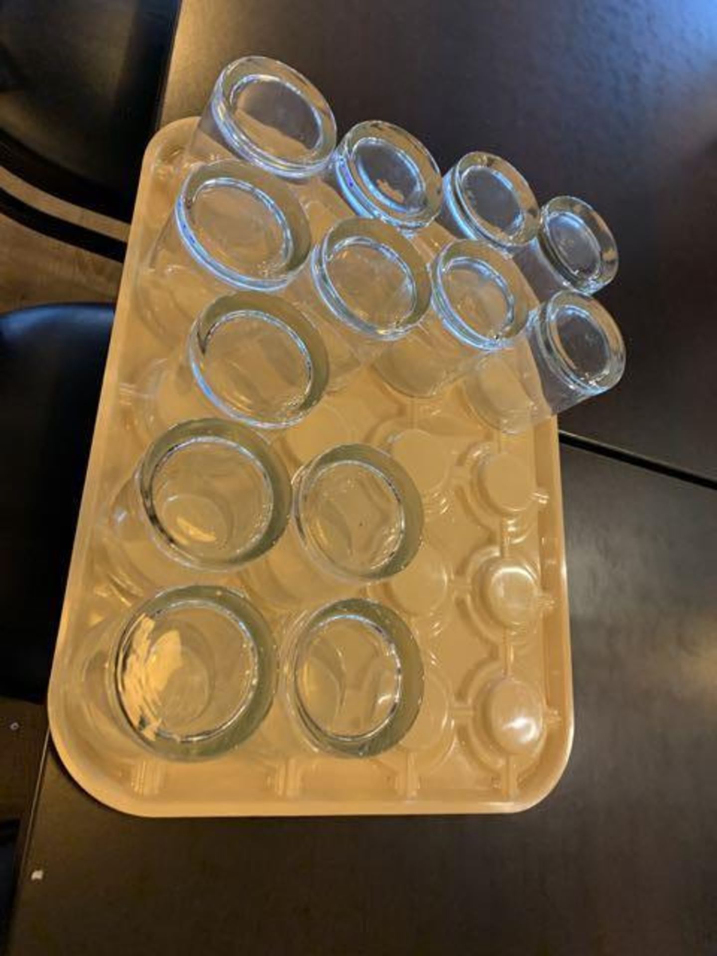 Lot de 33 verres a eau et 2 cabartes sechage - Image 2 of 3