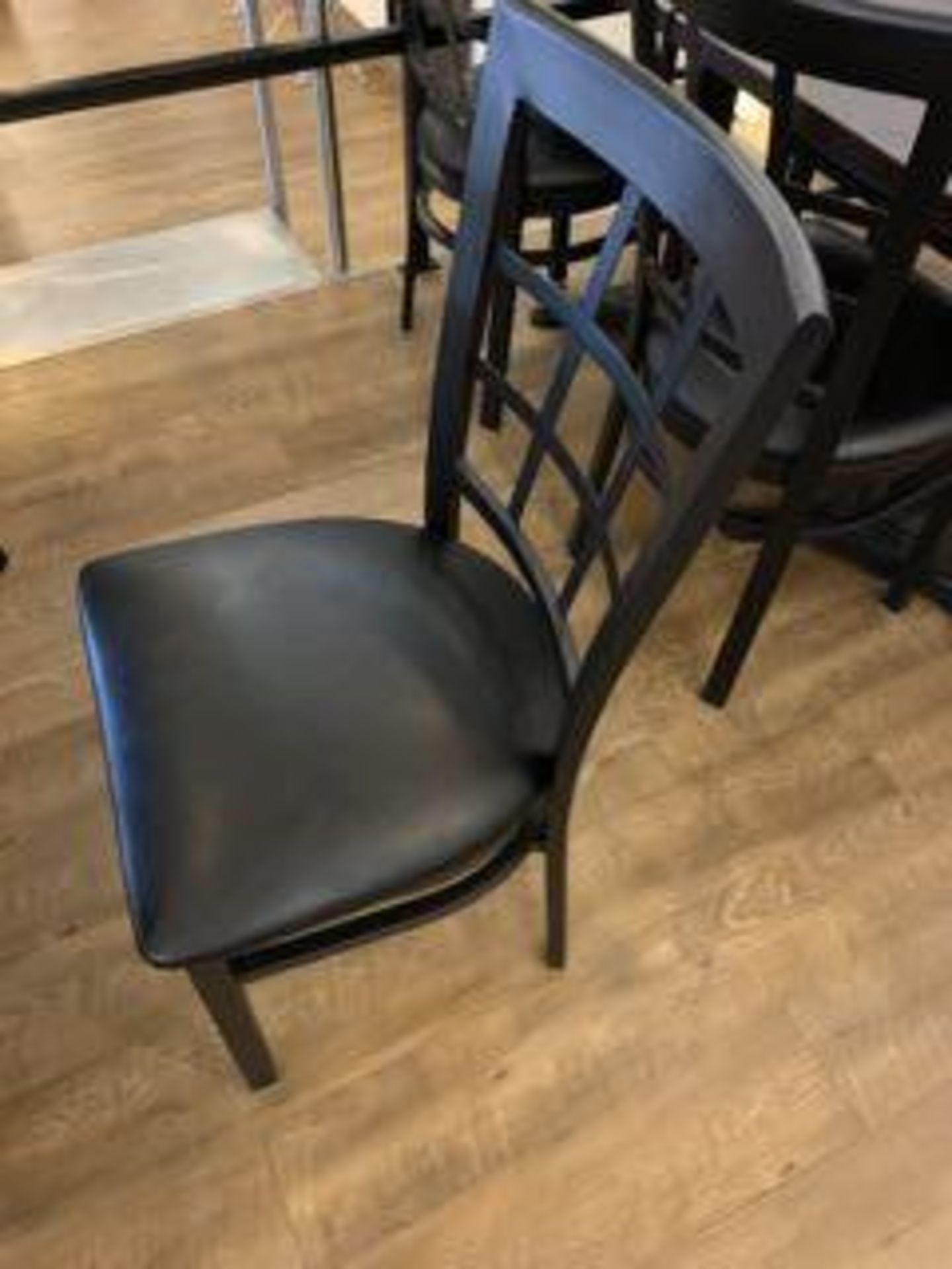 (10) Superbes Chaises de Bistro - comme neuve - metal / cuir - Image 2 of 2