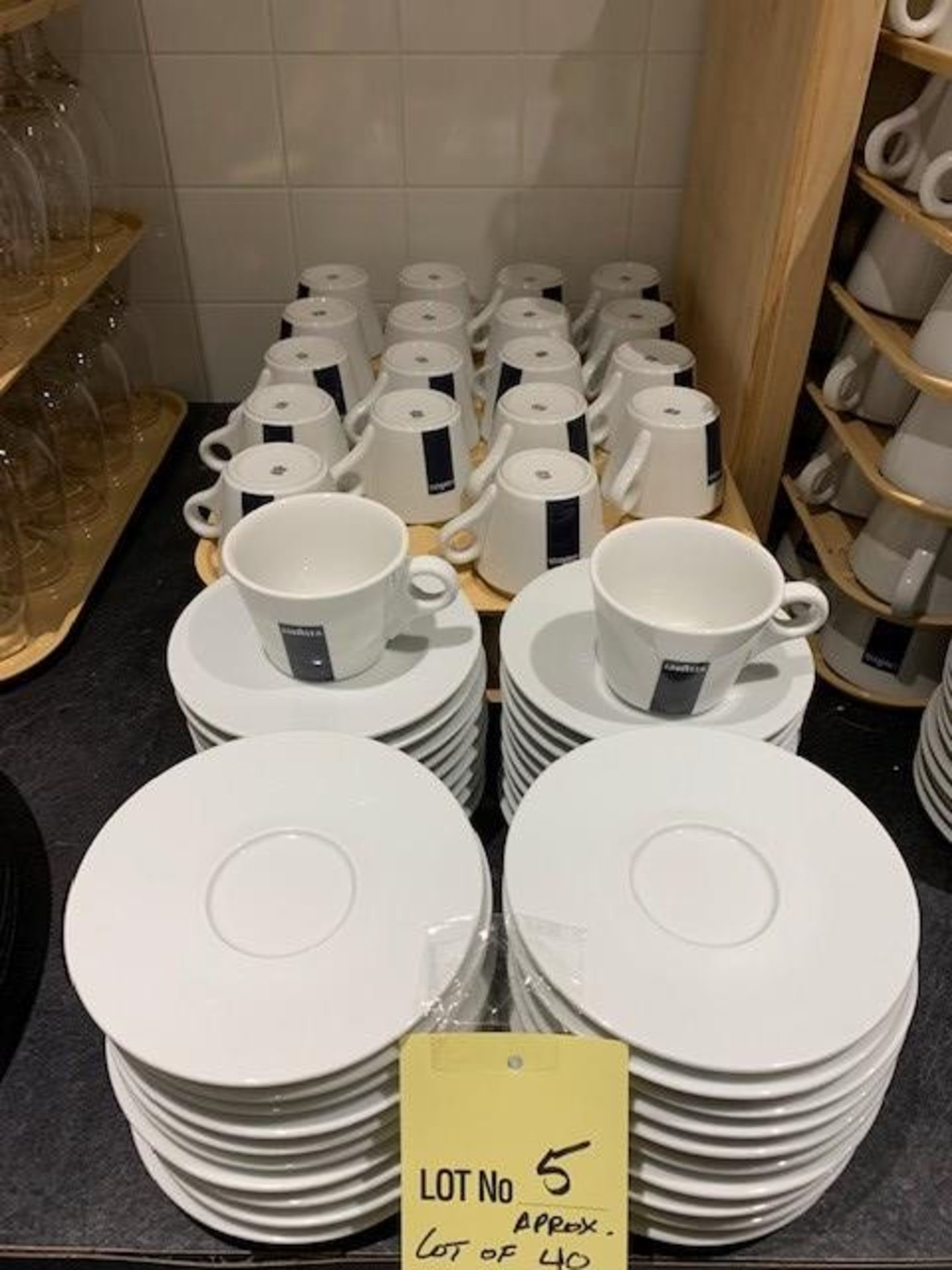 Lot de approx (40) LAVAZZA tasses et sous tasses