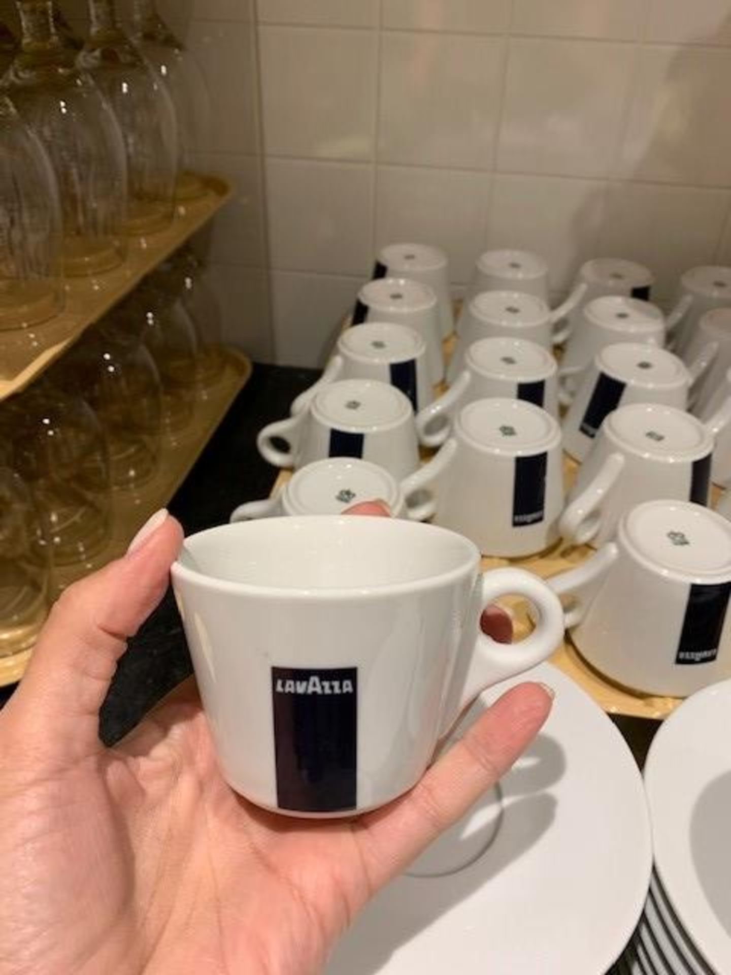 Lot de approx (40) LAVAZZA tasses et sous tasses - Image 2 of 2