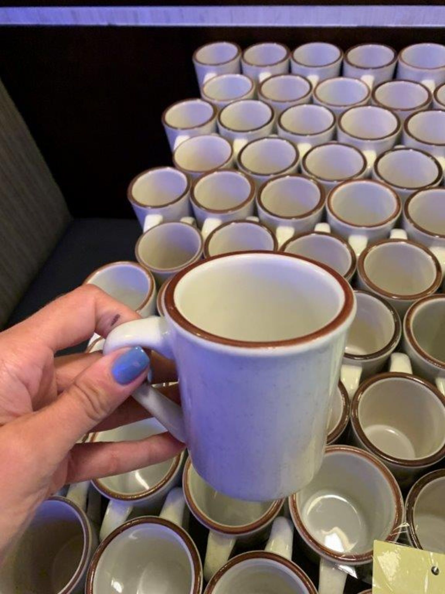 Lot de (66) tasses à café