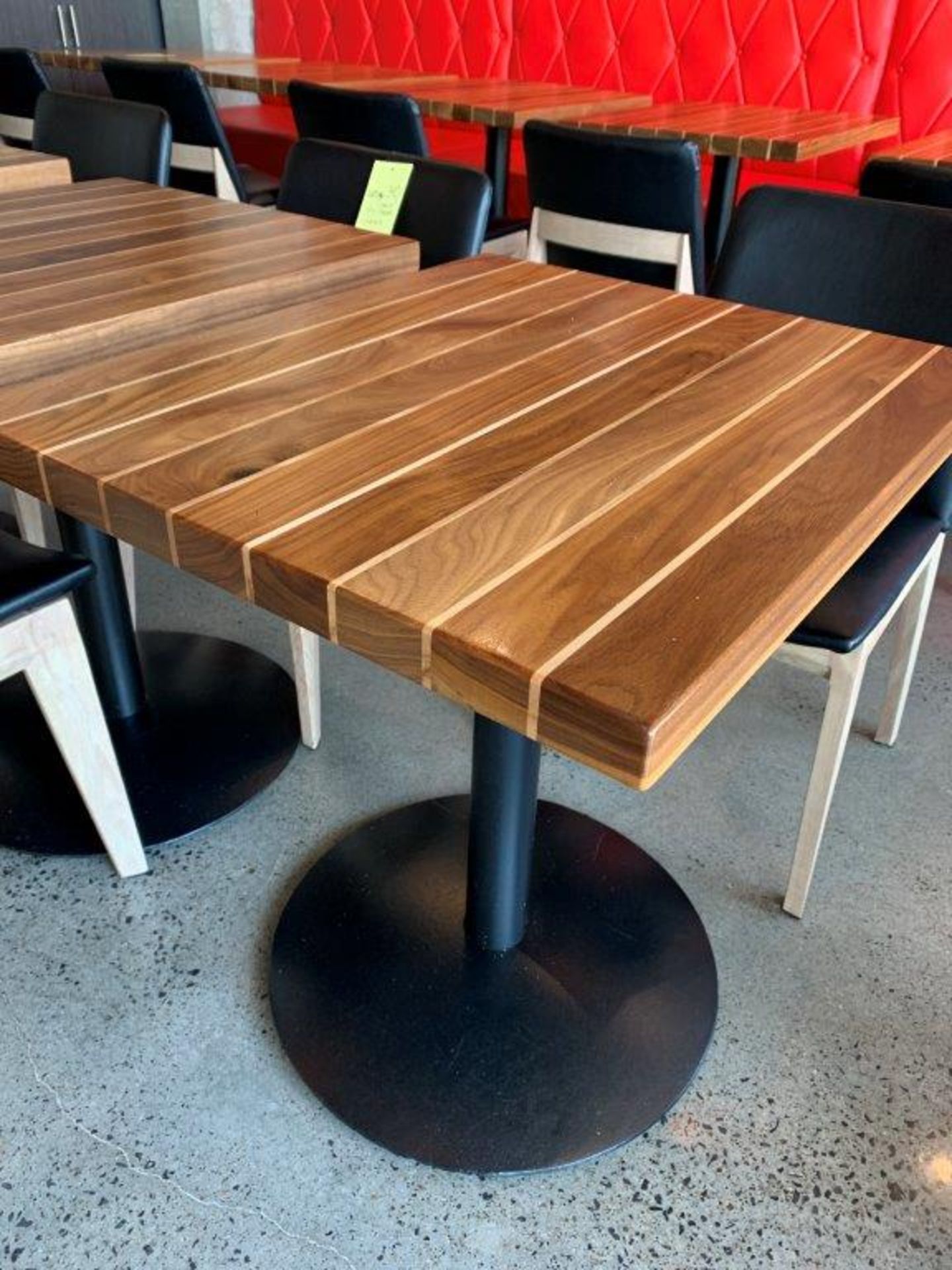 (6) SUPERBES Tables 28 x 24 " Bois solide exotic - Quantité x $ mise