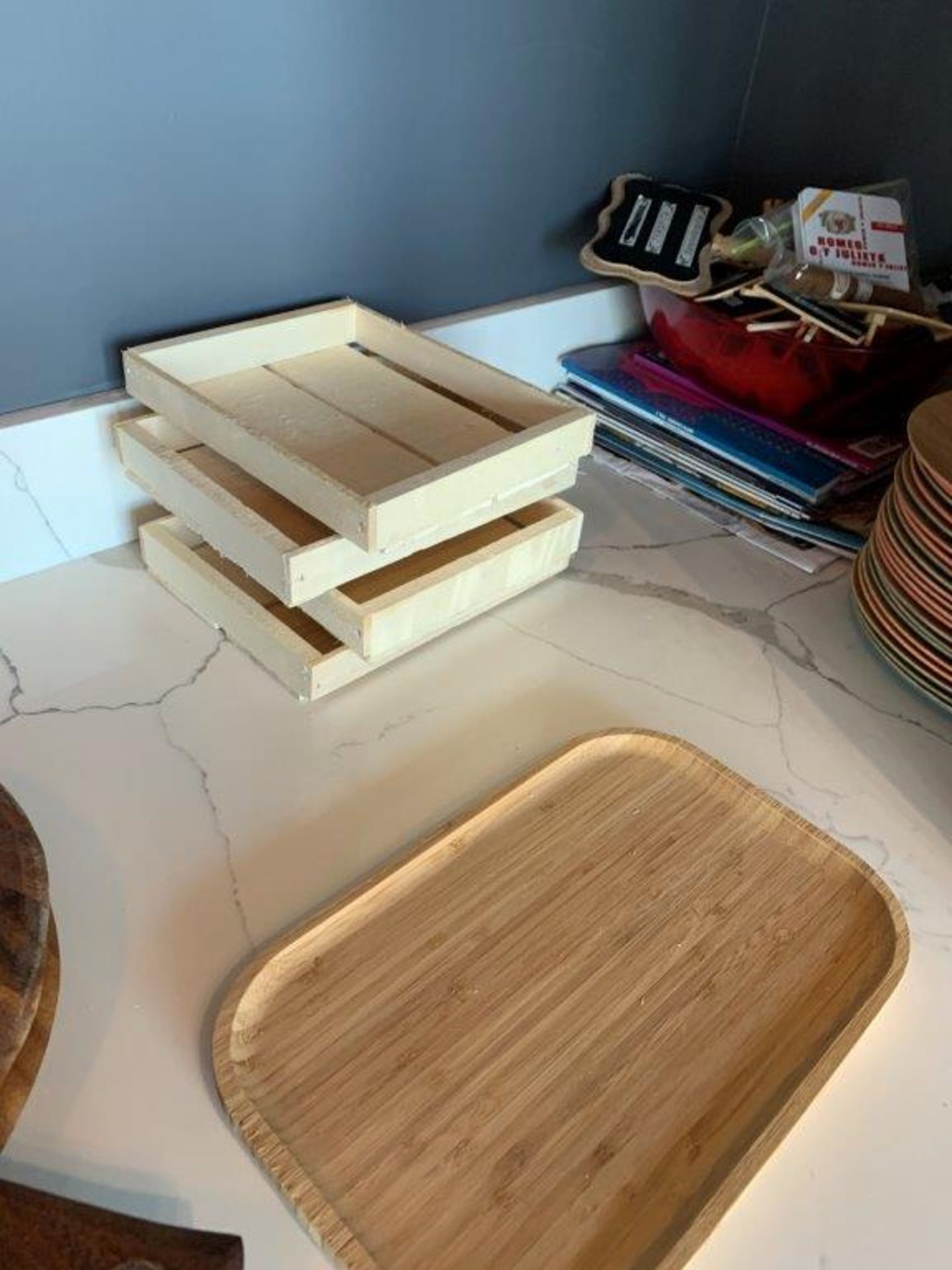 Lot de 6 plateaux en bois + assiettes bois + - Image 3 of 4