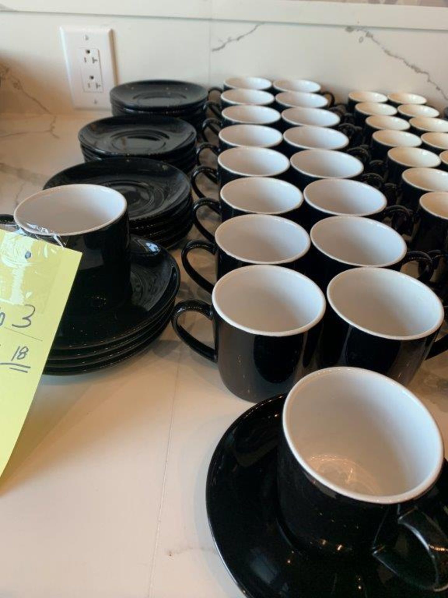 Lot de 18 tasses et sous coupes - Image 2 of 2