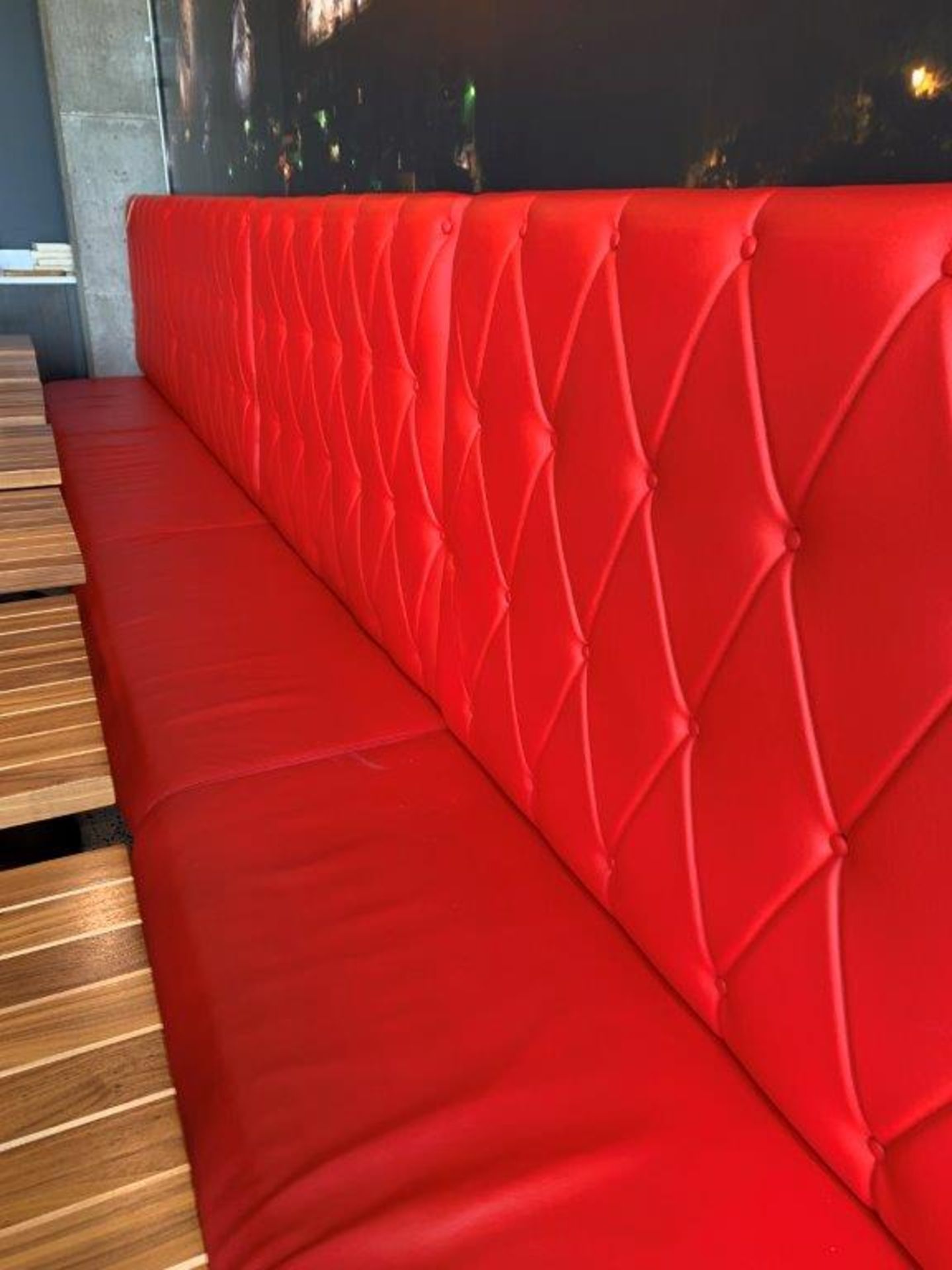 (4) Sections de Banquettes rouges - 54 x 28" - Quantité x $ misé