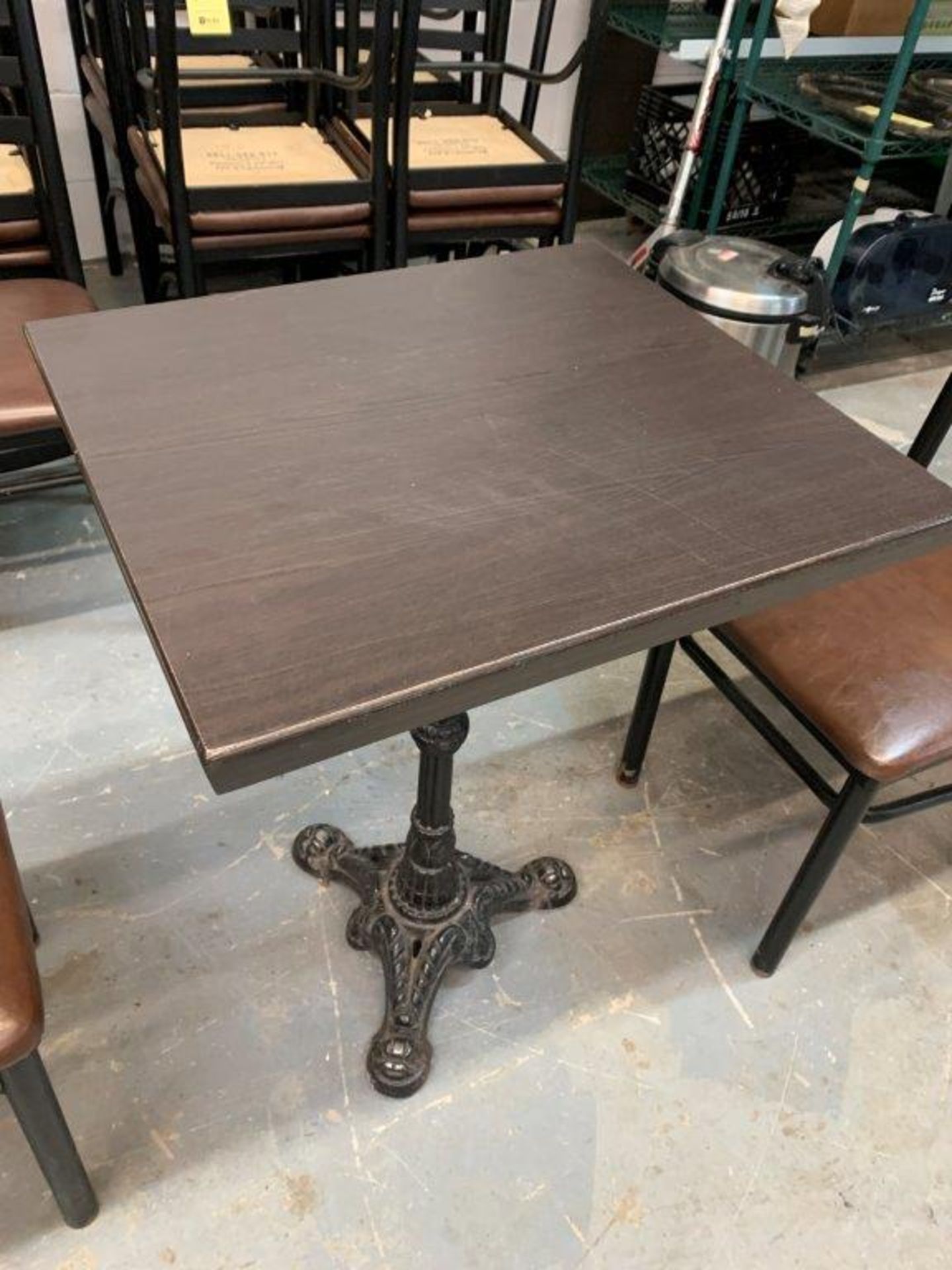 (10) Tables - avec base fer forgé 23 X 22"- QUANTITÉ x prix misé