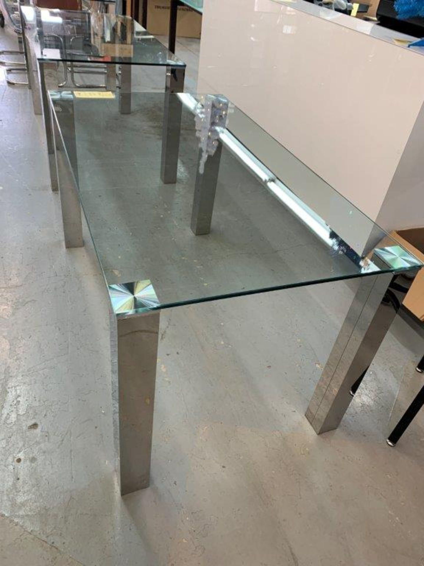 Belle Table à diner dessus en vitre 55 x 32" - pattes chromes