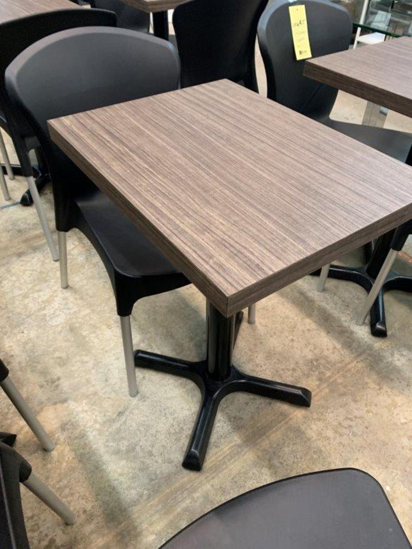 (8) Tables Bistro 24 x 18" - QUANTITÉ X PRIX MISÉ