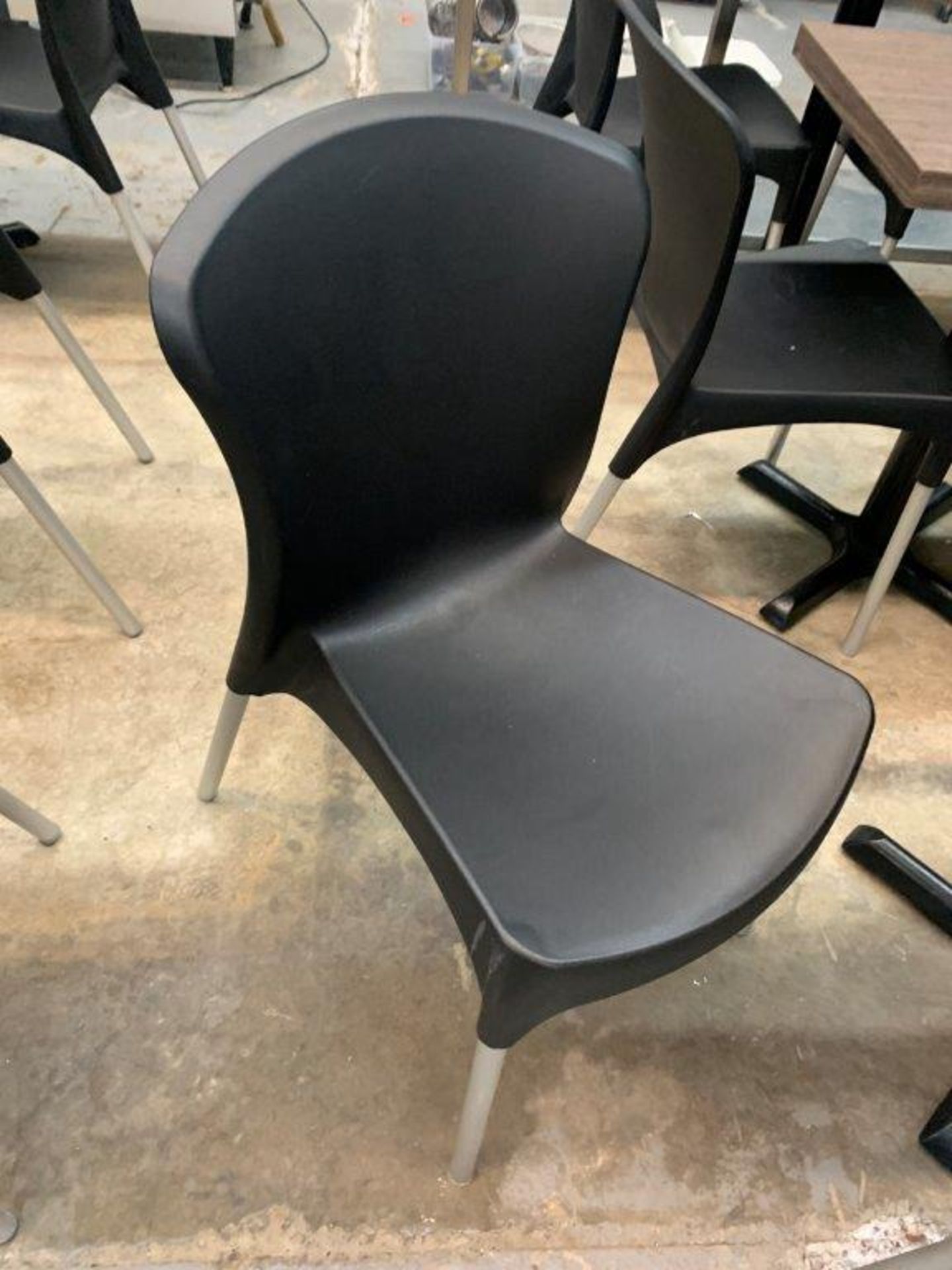 (10) Chaises noires, plastiques - QUANTITÉ x PRIX MISÉ