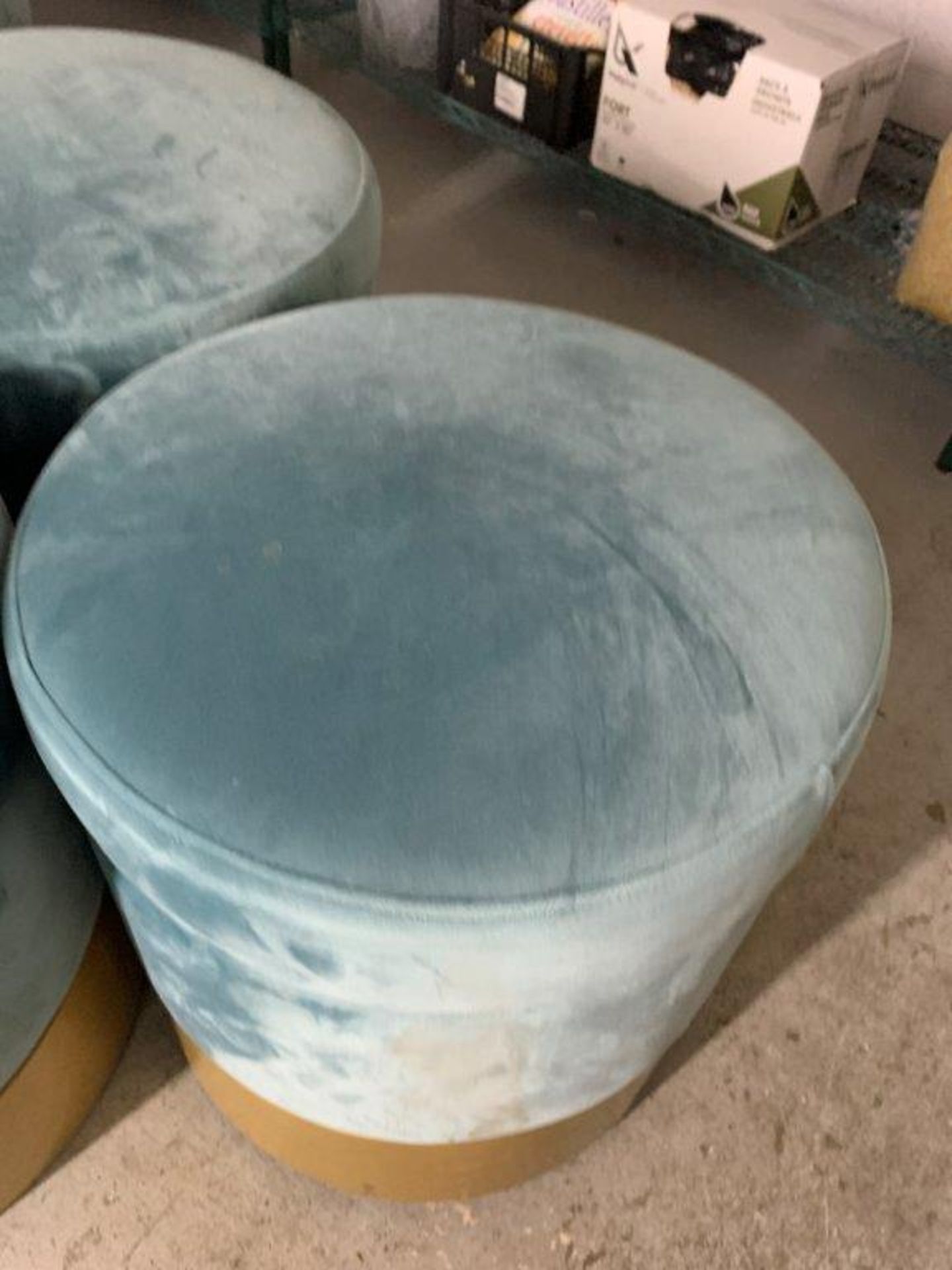 (7) Beaux Pouffes / sièges VELOUR ) en bas -QUANTITÉ x PRIX MISÉ © - Image 2 of 3