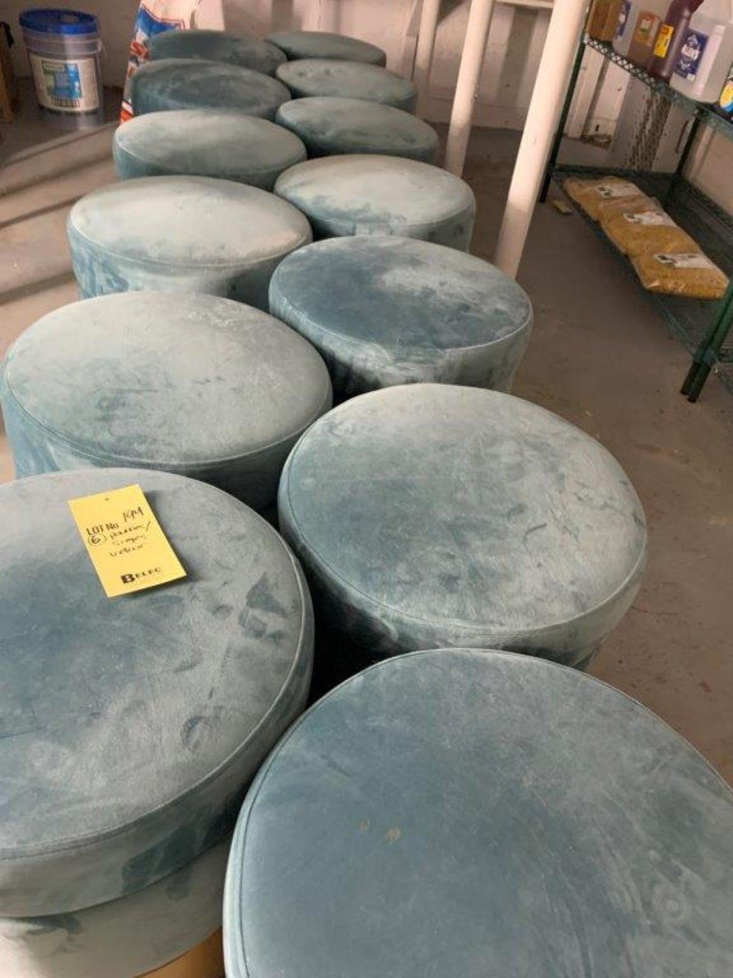 (7) Beaux Pouffes / sièges VELOUR ) en bas -QUANTITÉ x PRIX MISÉ © - Image 3 of 3