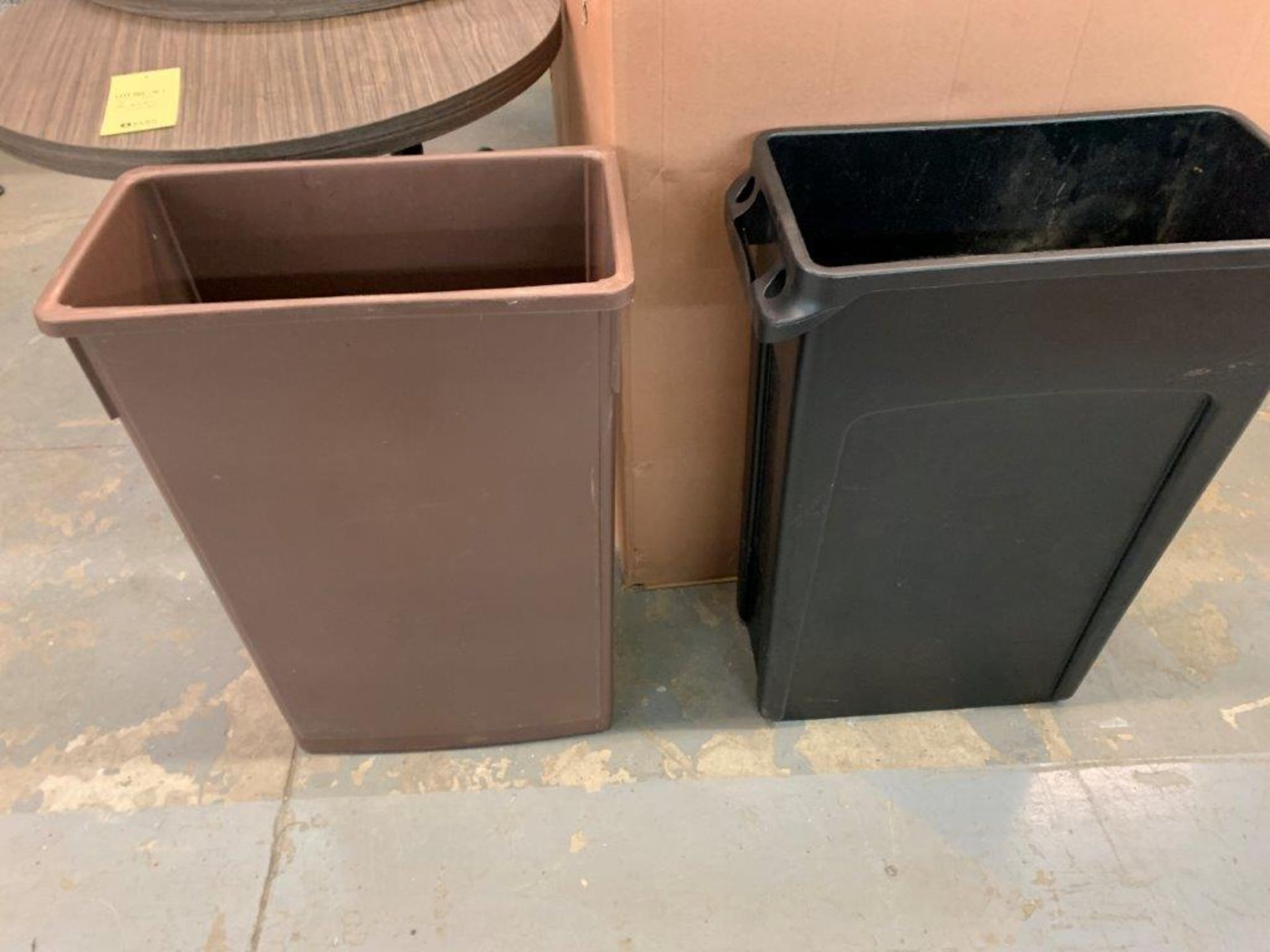 Lot de 2 poubelles commerciales - Image 2 of 2