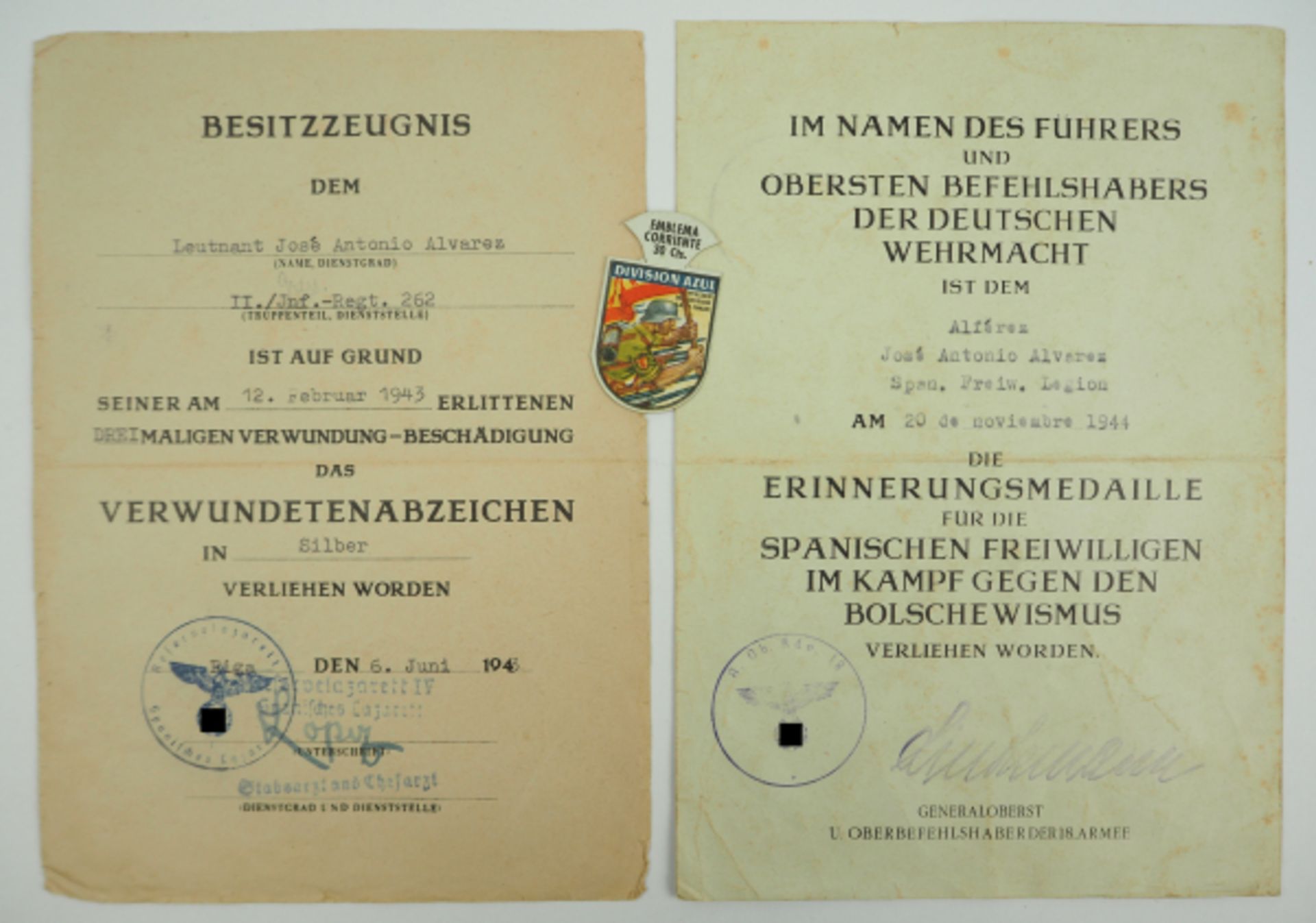 Urkundenpaar für einen Leutnant der Spanischen Freiwilligen Legion.<