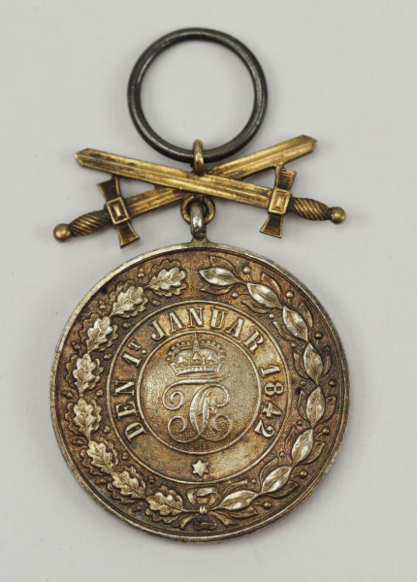 Hohenzollern: Fürstlich Hohenzollernscher Hausorden, Silberne Ehrenmedaille mit Schwertern.< - Image 2 of 2