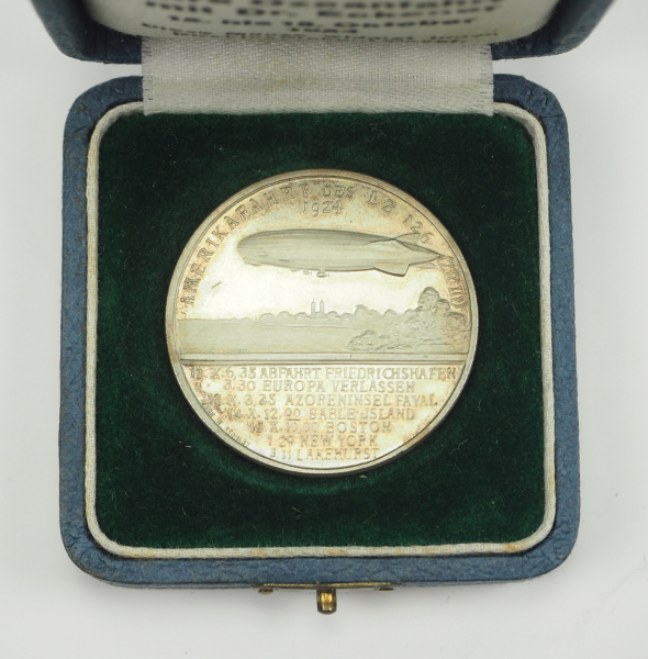 Zepplin: Silbermedaille auf dei Ozeanfahrt mit Dr. Eckener 1924, im Etui. - Image 2 of 3