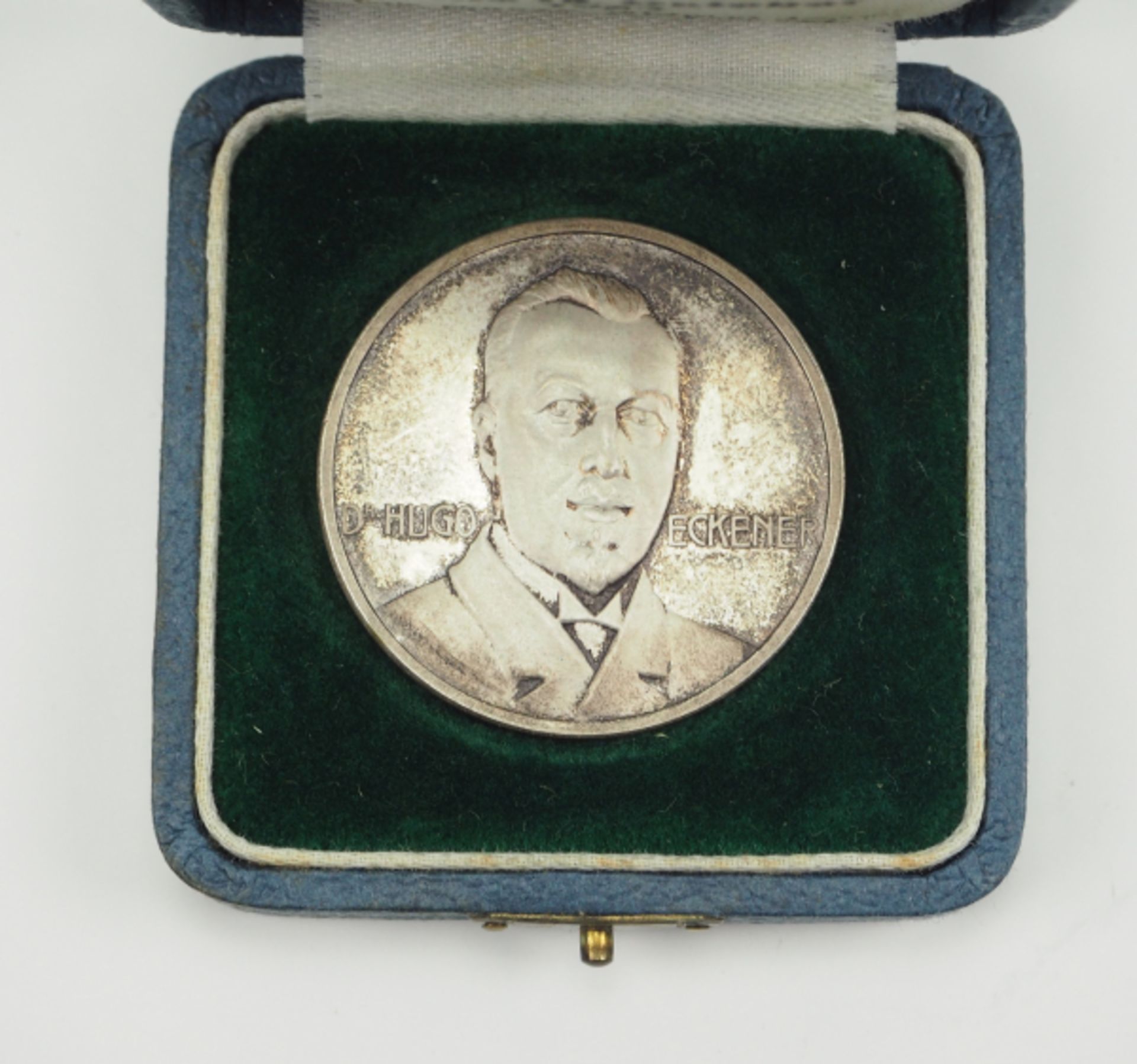 Zepplin: Silbermedaille auf dei Ozeanfahrt mit Dr. Eckener 1924, im Etui. - Bild 3 aus 3