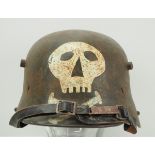 Stahlhelm M16 mit Totenkopf.