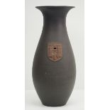 Allach: Vase mit München vereint - 1. April 1938.Dunkelbrauner Ton, mit aufgesetztem Münchner