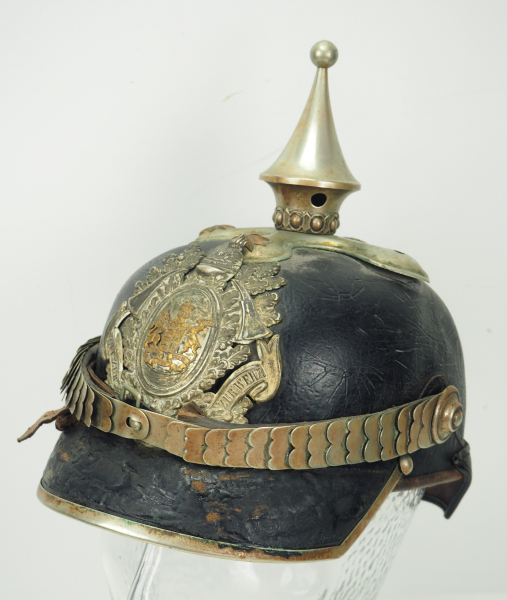 Württemberg: Feuerwehr Pickelhaube für Kommandanten.Schwarze Lederglocke, silberne Beschläge, ,