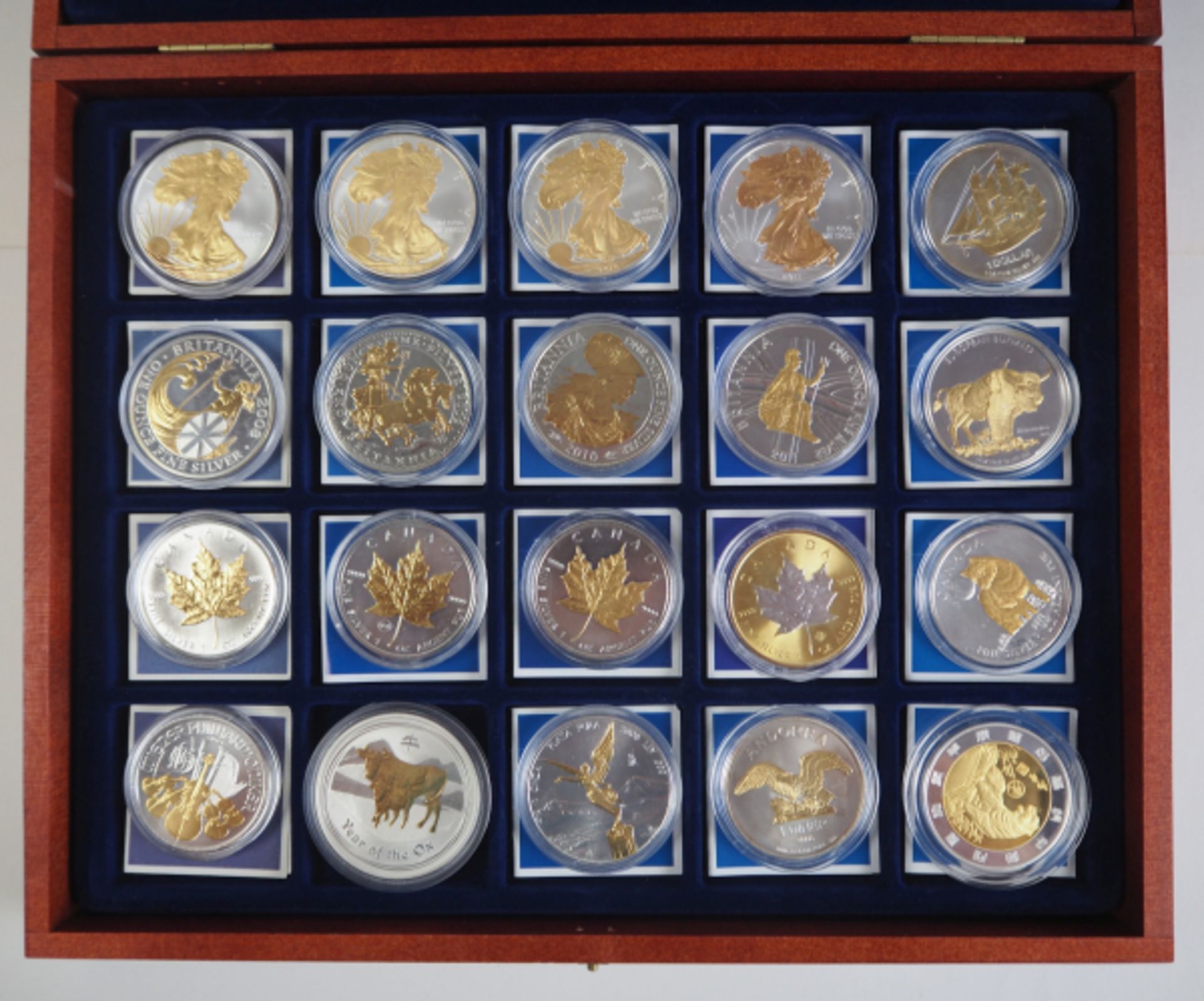 International: Sammlung vergoldeter Silber Unzen.20 Exemplare, je Teil vergoldet, in Kapsel, u.a.