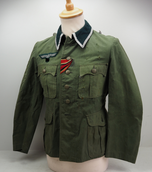 Wehrmacht: Sommerjacke für einen Gebirgsjäger.Leichtes grünes Tuch, mit dunkelgrünem Kragen,