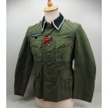 Wehrmacht: Sommerjacke für einen Gebirgsjäger.Leichtes grünes Tuch, mit dunkelgrünem Kragen,