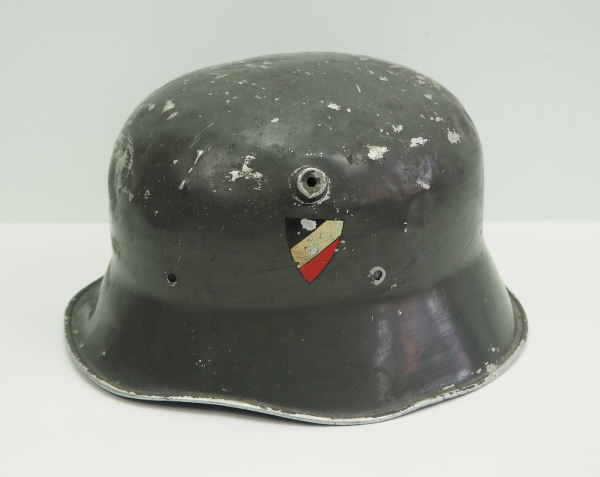 Wehrmacht: Kinder-Stahlhelm.Olivgrüne Fassung, mit zwei Emblemen, stärker bespielt, ohne