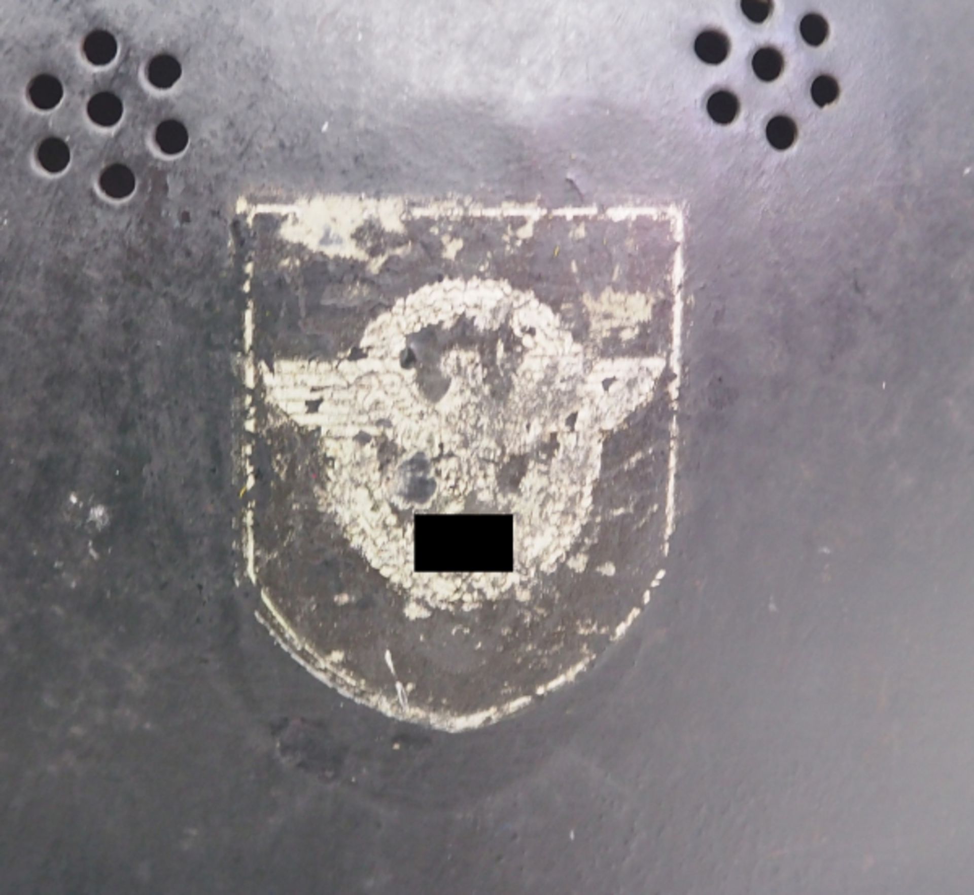 Feuerlöschpolizei: Helm.Schwarz lackierter Helm, das Polizei-Emblem zu ca. 75% erhalten, das - Image 2 of 6