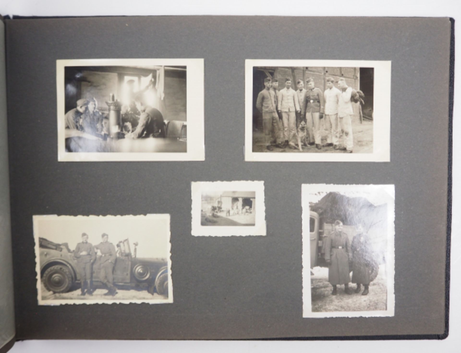 Fotoalbum eines Angehörigen der Leibstandarte Adolf Hitler.Schwarzer Einband mit silberner - Image 4 of 7