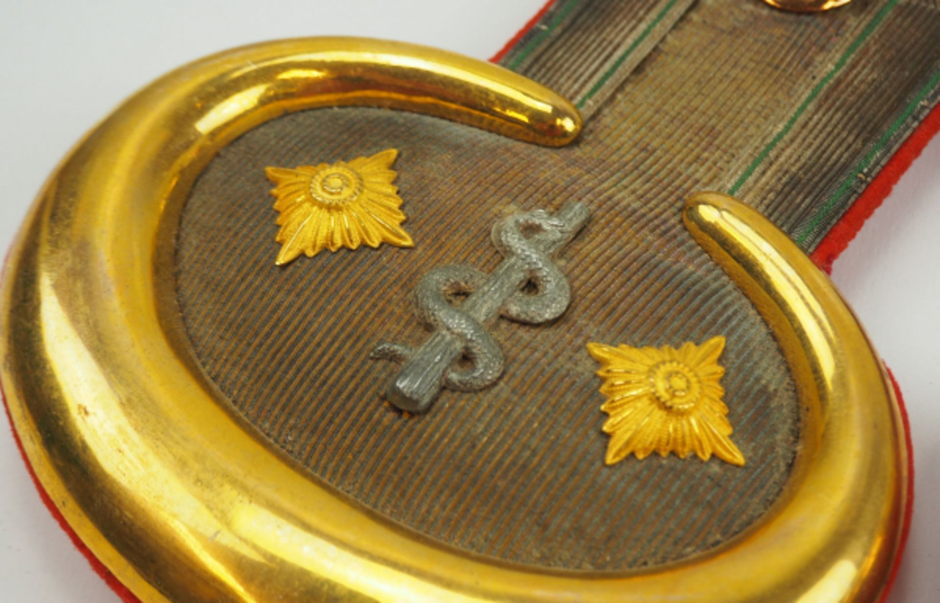 Sachsen: Paar Epauletten für einen Stabsarzt.Goldene Felder, goldene Monde, die Pickel in Gold, - Bild 2 aus 3