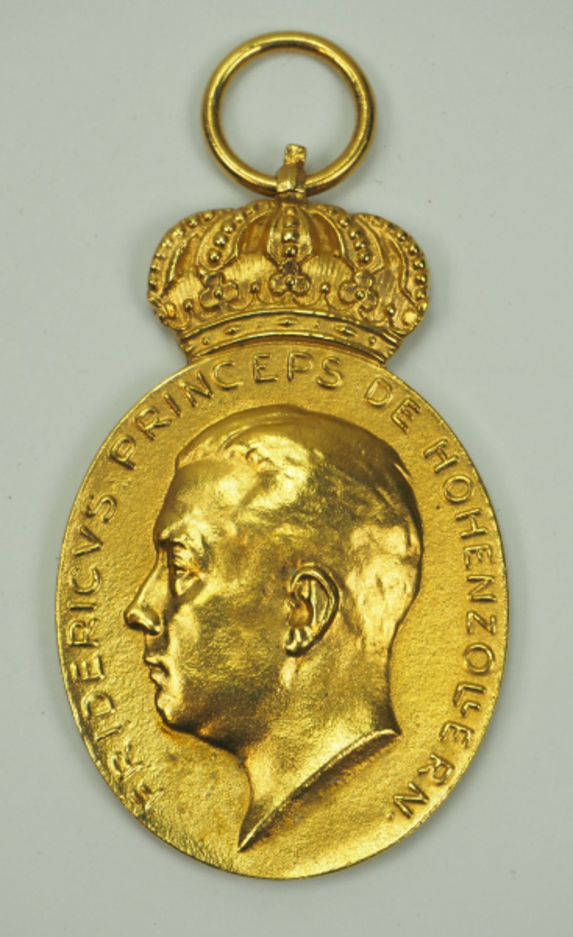 Hohenzollern: Goldene Verdienstmedaille, Fürst Friedrich (1927-1965).Vergoldet.Zustand: II