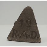 RAD: Schreibtischdekoration der Abteilung 8/262.Pyramide in geschnittenem Sandstein, die Felder