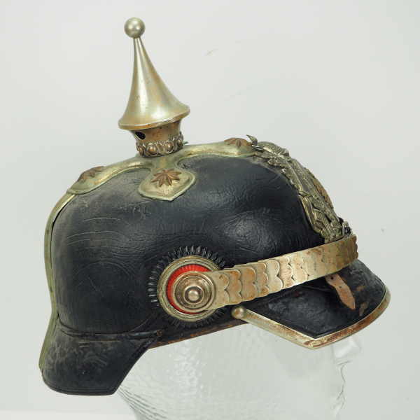 Württemberg: Feuerwehr Pickelhaube für Kommandanten.Schwarze Lederglocke, silberne Beschläge, , - Image 3 of 6