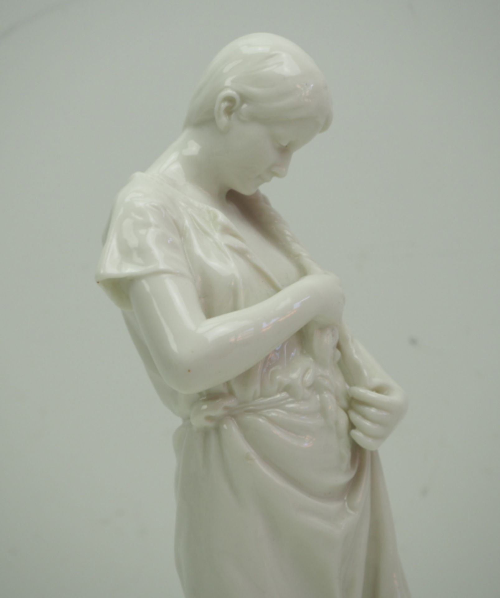Porzellanfigur einer Maid.Weiß glasiertes Porzellan, eine Maid Ihr Haar flechtend und nach unten - Bild 2 aus 4