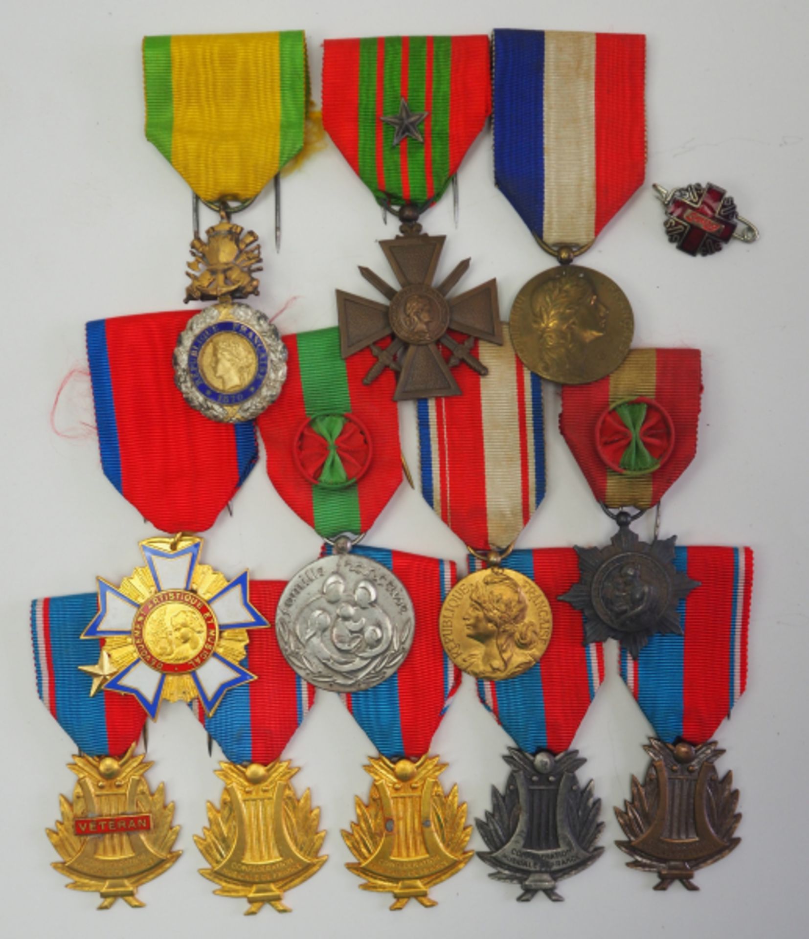 Frankreich: Nachlass eines Veteranen des 2. Weltkrieges.1.) Militärmedaille, 2.) Kriegskreuz,