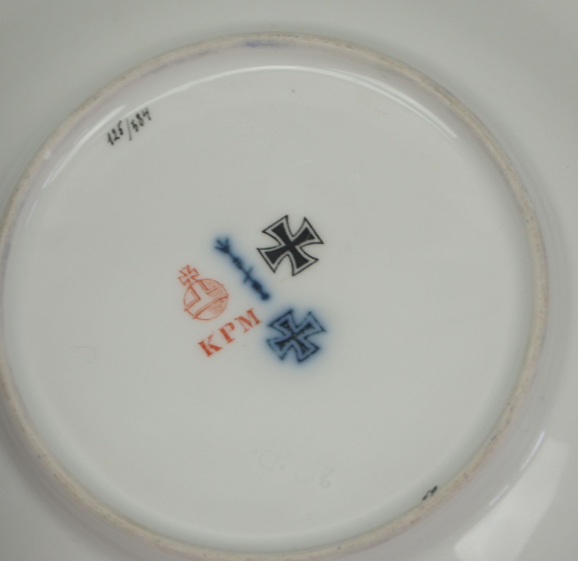 KPM EK-Tasse mit Unterteller.Weißes Porzellan, mit goldenem Rand und Fuß, die Außenwandung blau, mit - Bild 3 aus 4