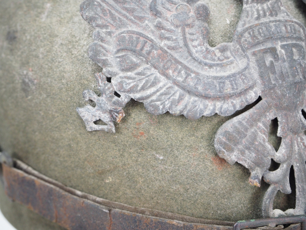 Preussen: Feldgraue Ersatz-Pickelhaube aus Filz, für Mannschaften der Artillerie.Feldgrauer - Image 3 of 7