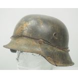 Wehrmacht: Stahlhelm M42 - getarnt.Originallackierte Glocke mit Tarnung, montiertes Original-Draht-