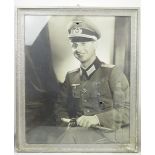 Wehrmacht: Studio Porträt eines Leutnant der Panzertruppe.Kneistück eines Leutnant der