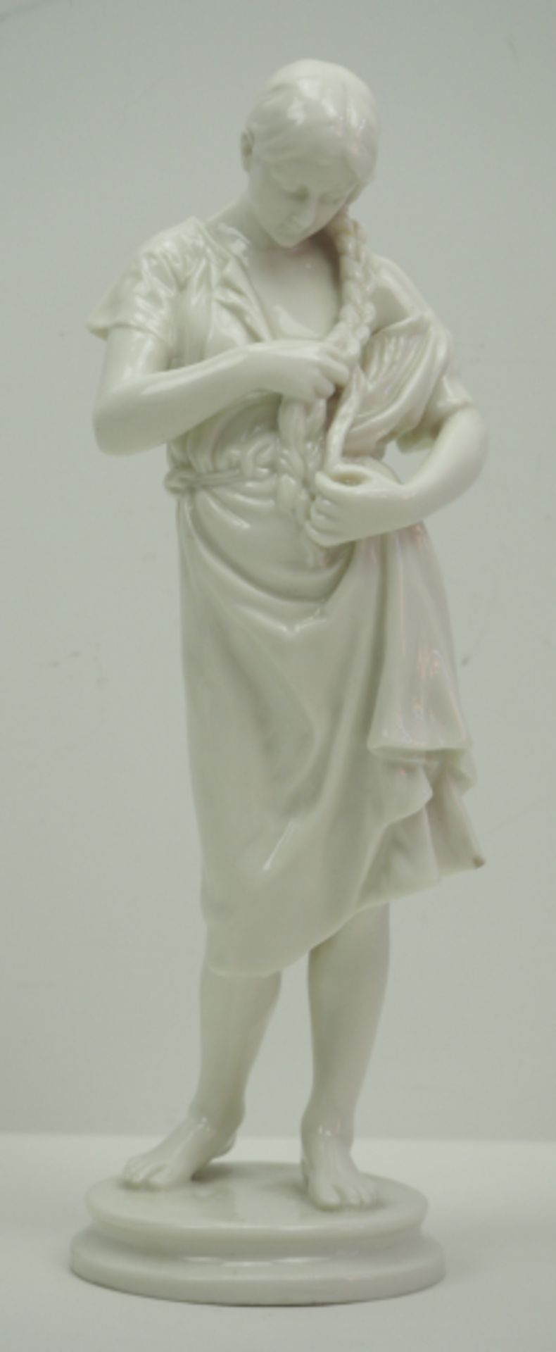 Porzellanfigur einer Maid.Weiß glasiertes Porzellan, eine Maid Ihr Haar flechtend und nach unten