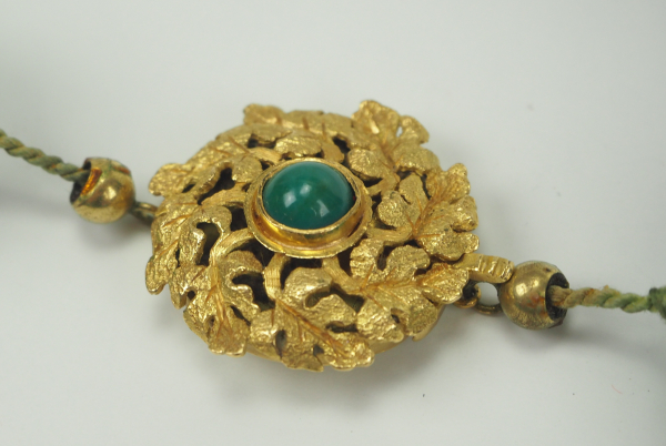 Jade Kette mit Gold Verschluss.21 Jade Kugeln, aufgereiht, mit floralem filigranem Verschluss aus - Image 4 of 5