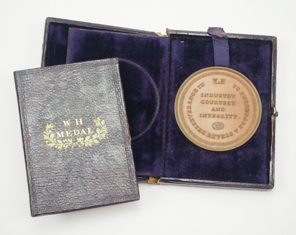 Großbritainnien: WH Medaille, im Etui mit Buch.Bronzemedaille, Avers: Triptichon, Athener Theater,