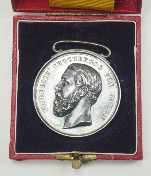 Baden: Silberne Verdienstmedaille, Großherzog Friedrich, im Etui.Silber, im roten Verleihungsetui - Image 2 of 4