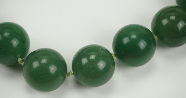 Jade Kette mit Gold Verschluss.21 Jade Kugeln, aufgereiht, mit floralem filigranem Verschluss aus - Image 3 of 5