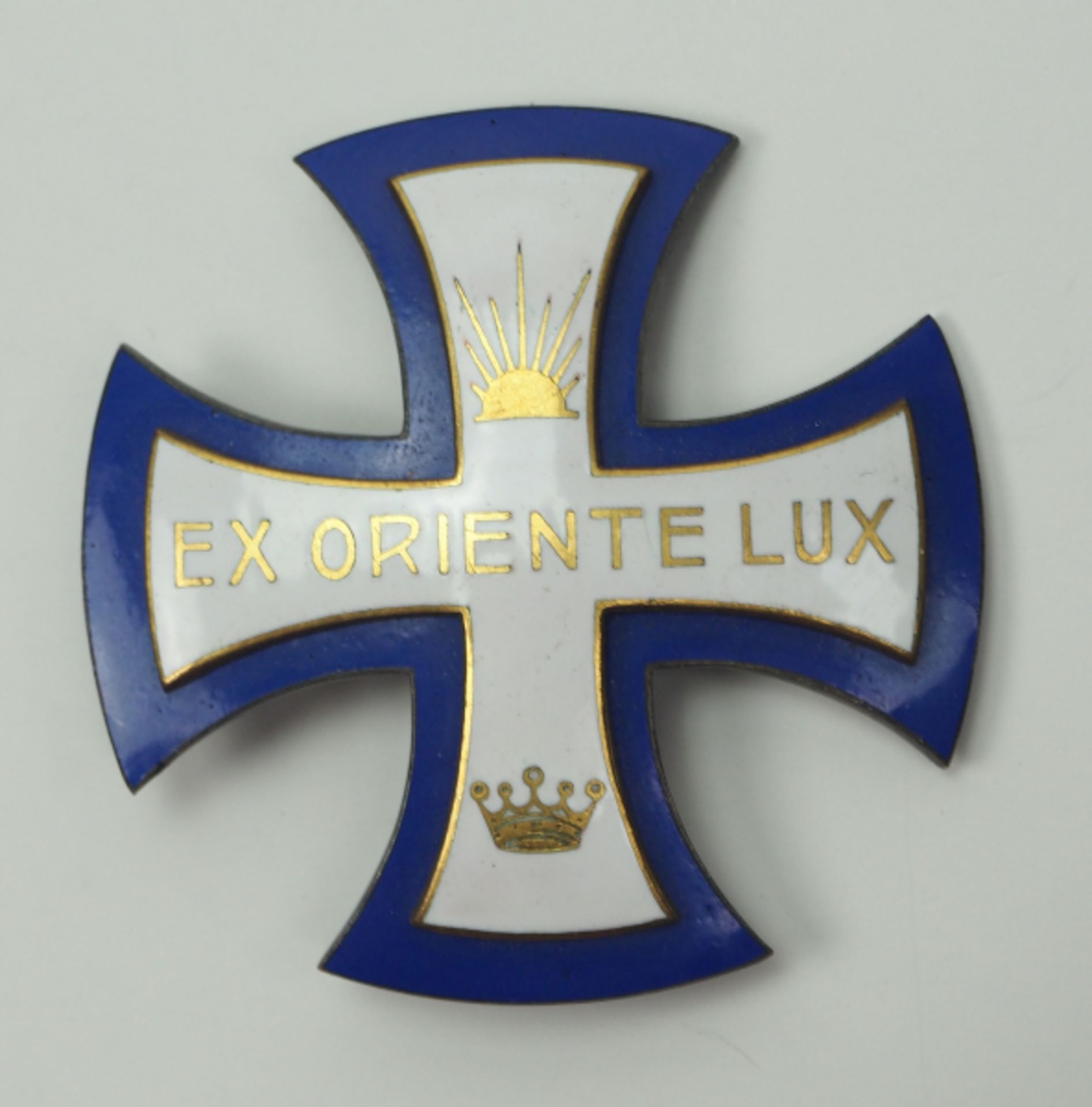 International: Brustkreuz "EX ORIENTE LUX".Silber, teilweise vergoldet und emailliert, die Auflage