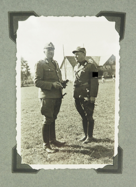 RAD: Fotoalbum 1936.Leineneinband, mit aufgelegtem Mützenabzeichen, 19 Fotos, Motive: Lagerleben, - Image 3 of 3