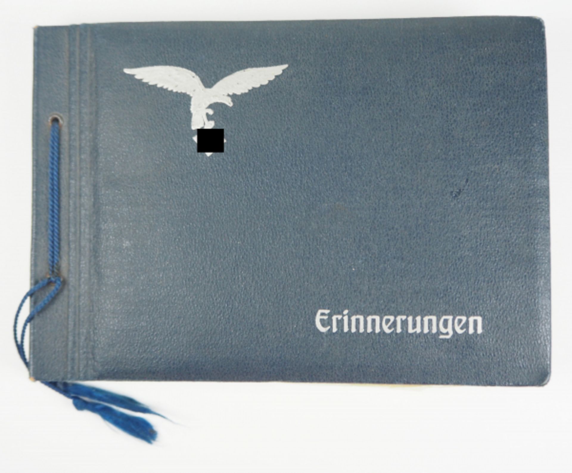 Luftwaffe: Fotoalbum eines Flak-Soldaten.Blauer Einband mit goldener Deckelprägung, 166 Fotos,