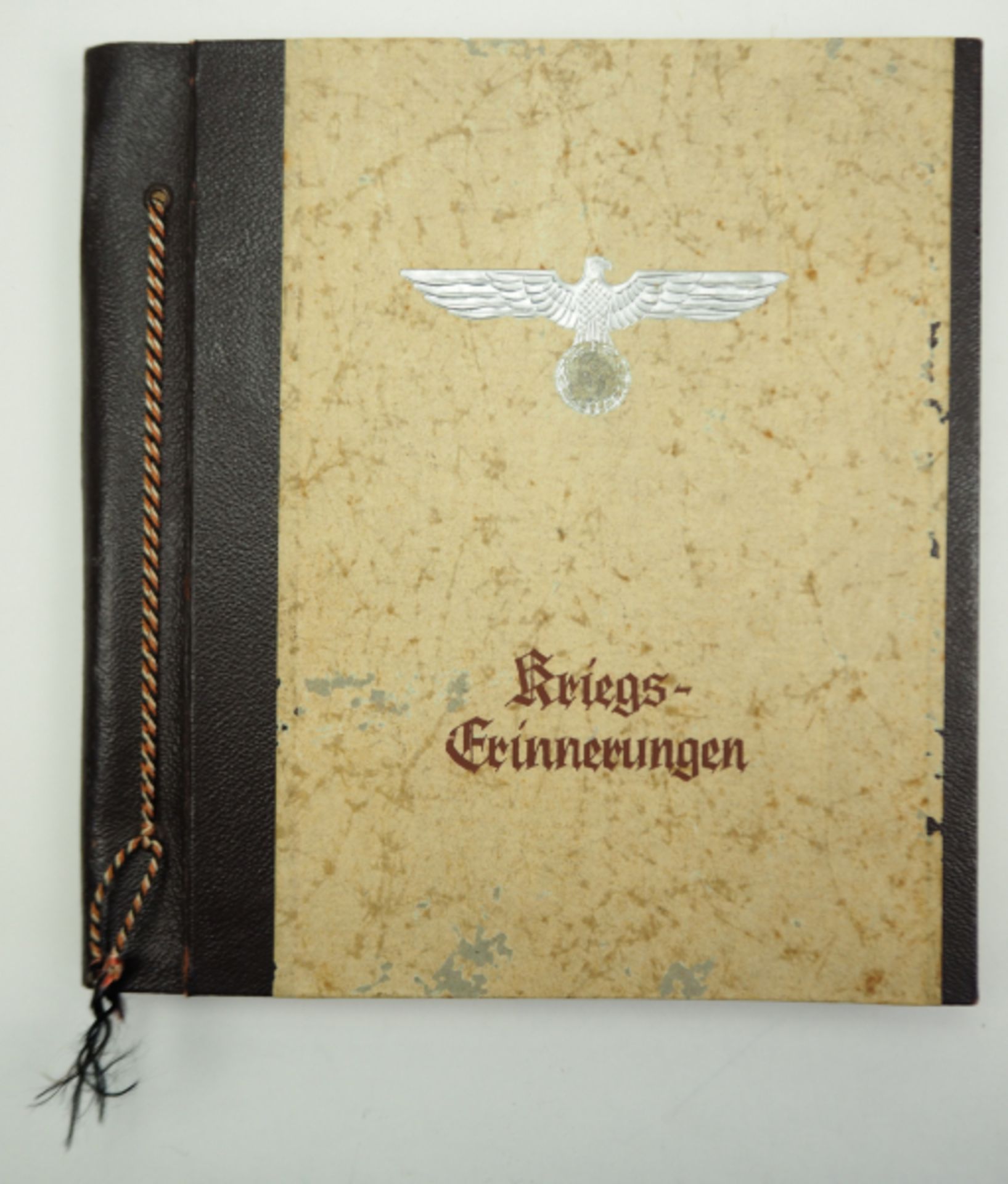 Wehrmacht: Fotoalbum eines langgedienten Offiziers.Halbledereinband, der Adler entnazifiziert, mit